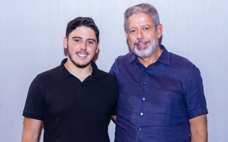 Mudança em lei eleitoral aprovada pelo Congresso pode beneficiar filho de Arthur Lira em futura candidatura