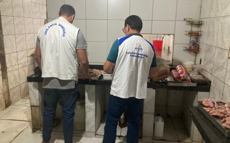 Fiscalização apreende 90 kg de carne imprópria e interdita frigorífico em Maceió