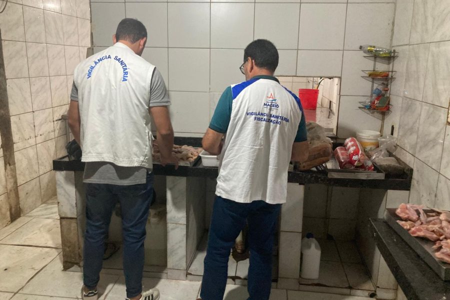 Fiscalização apreende 90 kg de carne imprópria e interdita frigorífico em Maceió
