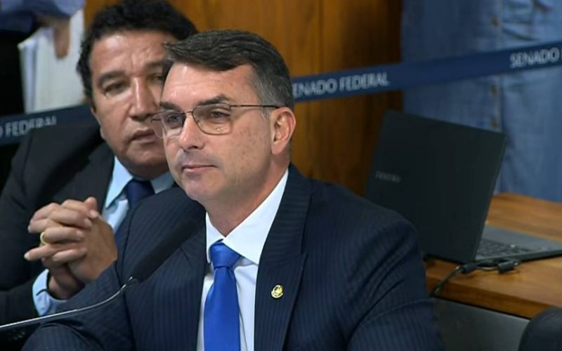 Flávio Bolsonaro diz que oposição já tem votos para aprovar anistia e critica “forças ocultas”