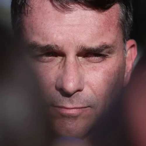 Flávio Bolsonaro admite “preço” para desistir de pré-candidatura