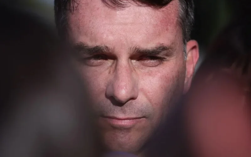 Flávio Bolsonaro admite “preço” para desistir de pré-candidatura