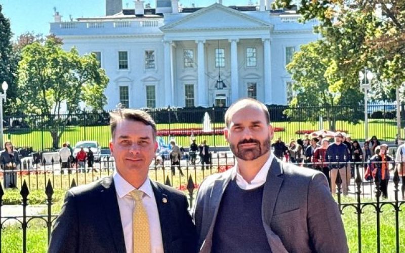 Flávio Bolsonaro posa com o irmão em frente à Casa Branca e fala em “perseguições”
