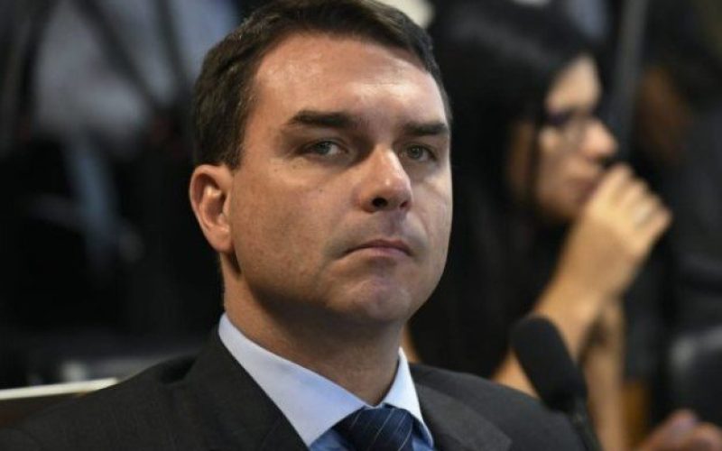 Flávio Bolsonaro transmite recado do pai após condenação do STF: “Encarar de frente essa perseguição”