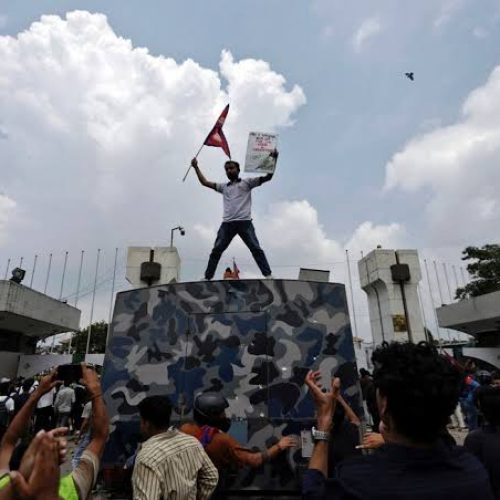 Manifestantes arrancam bandeira comunista durante protestos no Nepal