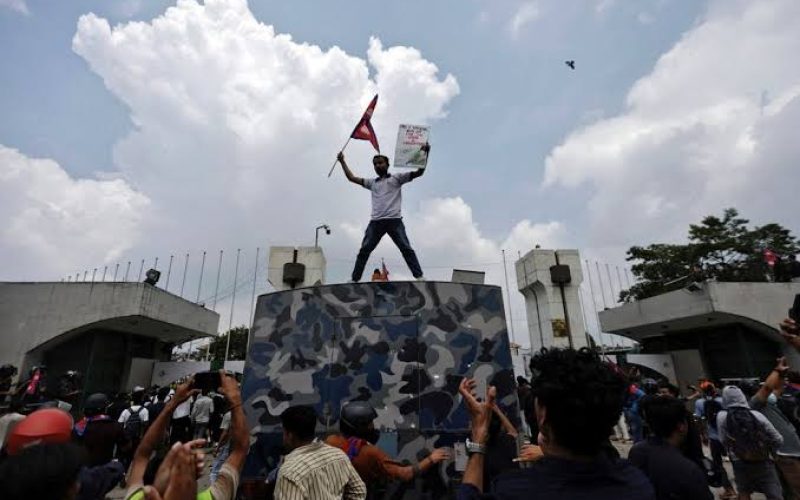 Manifestantes arrancam bandeira comunista durante protestos no Nepal