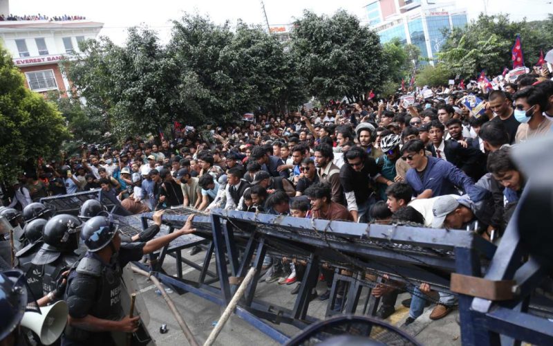 Helicópteros resgatam políticos durante onda de protestos em Katmandu