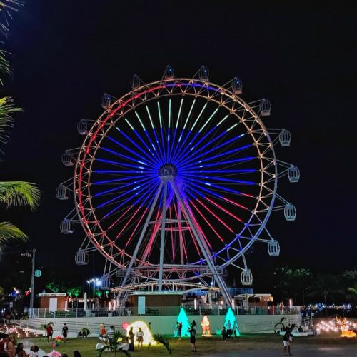Roda-gigante na Orla de Maceió exibe bandeira da Venezuela em gesto de solidariedade ao país