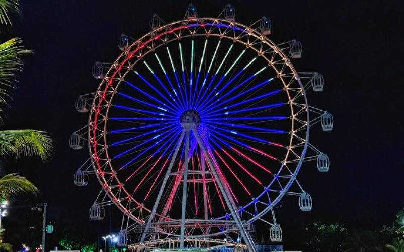 Roda-gigante na Orla de Maceió exibe bandeira da Venezuela em gesto de solidariedade ao país