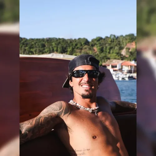 Disfarce não funciona e Medina é reconhecido por fãs na praia de Ponta Verde