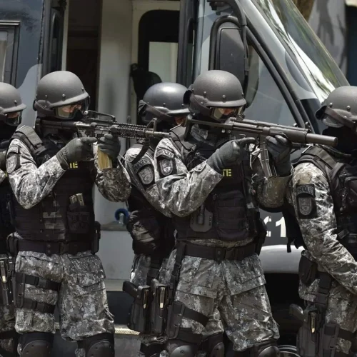 Veja o momento em que o Gate invade casa e resgata mulher e criança