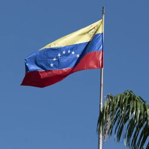 Em resposta a tensões com os EUA, Venezuela mobiliza tropas e lança operação com Forças Armadas e milícias