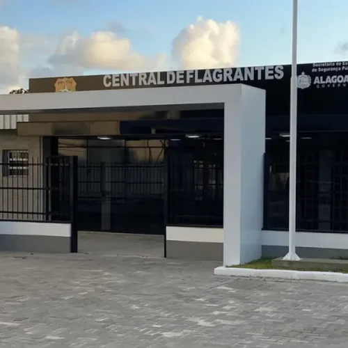 Militares prendem três suspeitos com arma de fogo durante operação no Centro