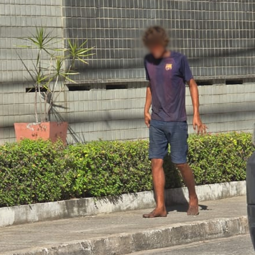 Moradores denunciam que homem com possível transtorno mental voltou a agir na orla de Maceió