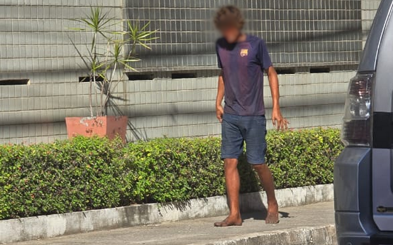 Moradores denunciam que homem com possível transtorno mental voltou a agir na orla de Maceió