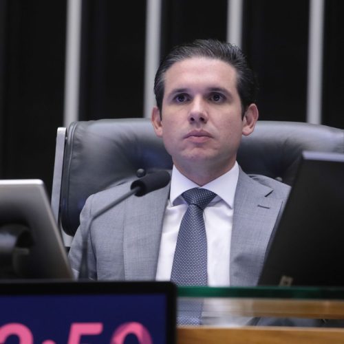 Hugo Motta avisa PL que vai pautar urgência da anistia hoje