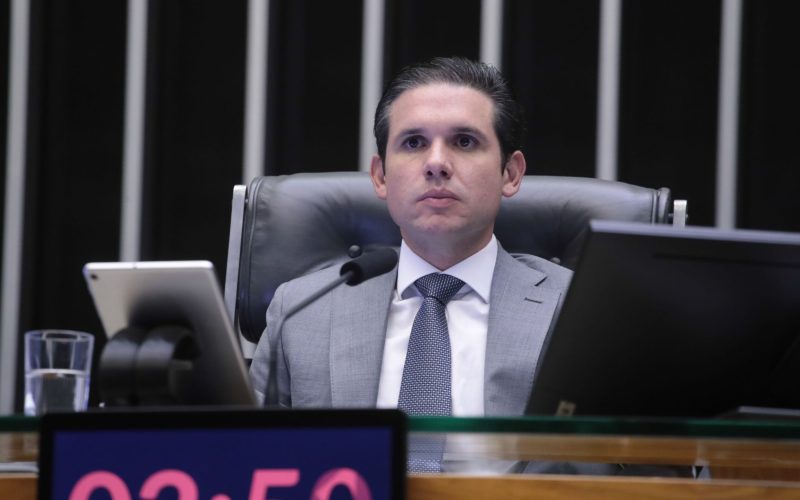 Hugo Motta avisa PL que vai pautar urgência da anistia hoje