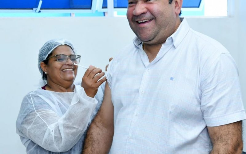 “Vacina no braço é cuidado com a vida”, diz Beto Torres no Dia Nacional da Saúde