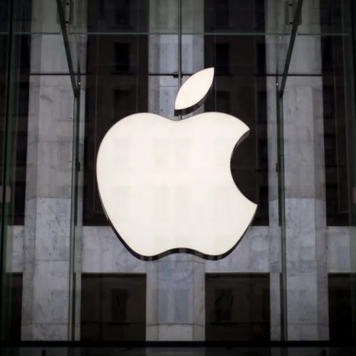 Apple é acusada de silenciar funcionários e espionar dispositivos pessoais