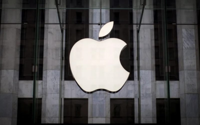 Apple é acusada de silenciar funcionários e espionar dispositivos pessoais