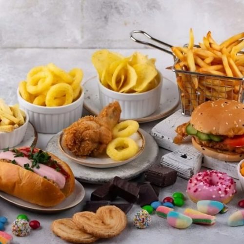 Alimentos ultraprocessados aceleram envelhecimento biológico, mostra estudo