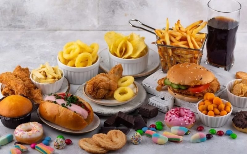 Alimentos ultraprocessados aceleram envelhecimento biológico, mostra estudo