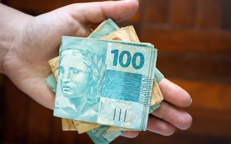 Salário mínimo de 2025 poderá ter reajuste de R$ 103, mas governo limita aumento a 2,5%