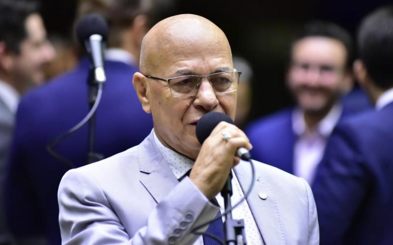 Deputado do PL é acusado de trocar fotos íntimas com um adolescente