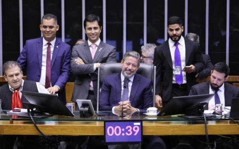 Bancada do Psol entra com mandato de segurança contra Arthur lira no STF
