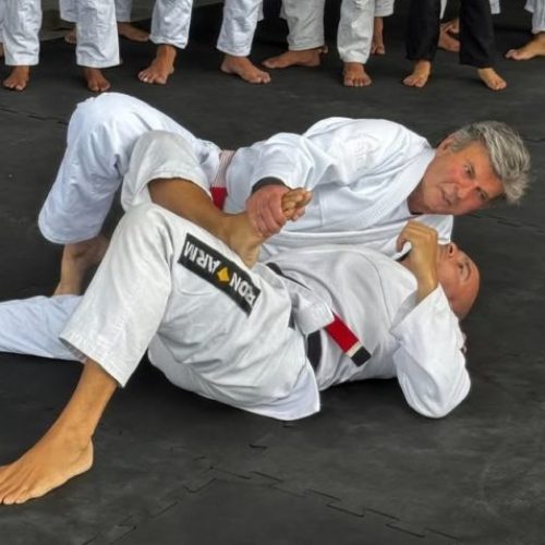 Luiz Fux, ministro do STF, dá aula de Jiu-jitsu para policiais do Bope e jovens de comunidade