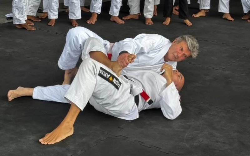 Luiz Fux, ministro do STF, dá aula de Jiu-jitsu para policiais do Bope e jovens de comunidade