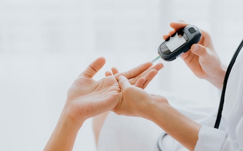 Bebidas adoçadas causam 1 em cada 10 novos casos de diabetes tipo 2 no mundo, aponta estudo