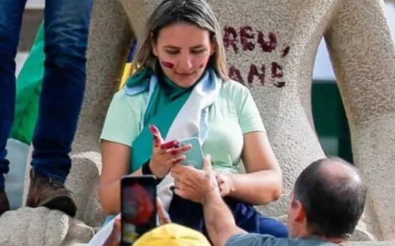 Mulher que pichou estátua no 8 de janeiro pede desculpas em carta a Alexandre de Moraes