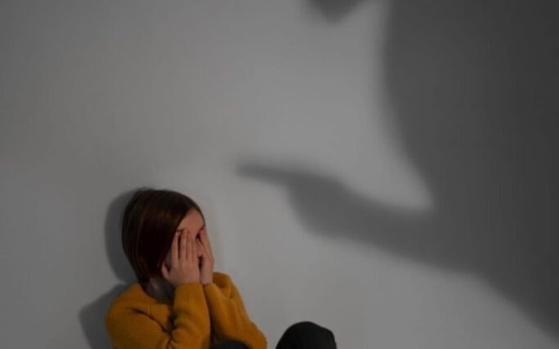 O que pode acontecer com maiores de idade que se relacionam com menores?