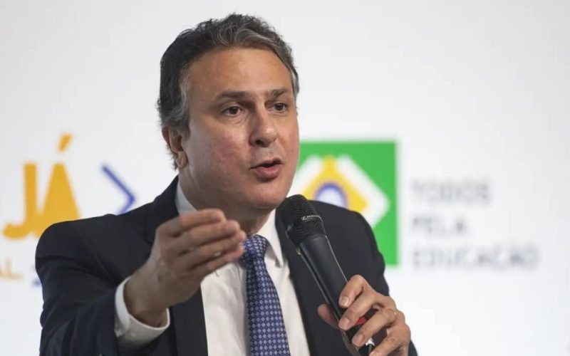 Ministro da Educação mostra dados científicos sobre uso de celular nas escolas