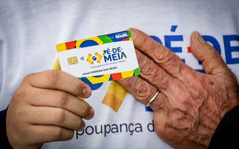 Com Pé-de-Meia, Lula lança programa de valorização de professores