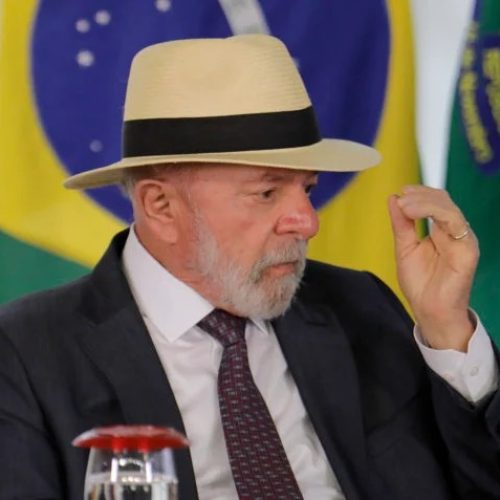 Deputados de 5 partidos da base de Lula assinam pedido de impeachment