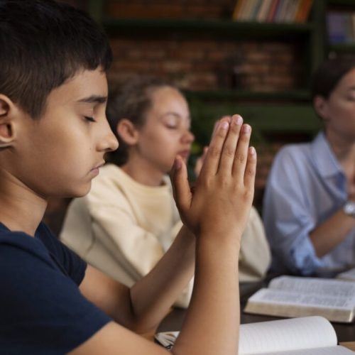 Devocionais cristãos ganham espaço nas escolas e já estão presentes em 19 estados do Brasil