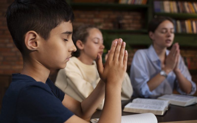 Devocionais cristãos ganham espaço nas escolas e já estão presentes em 19 estados do Brasil