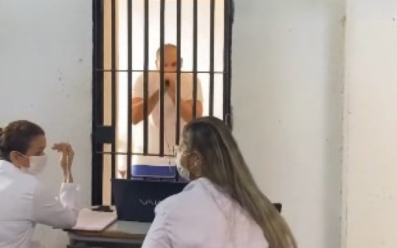 Detentos ‘soltam a voz’ em terapia musical dentro de presídio