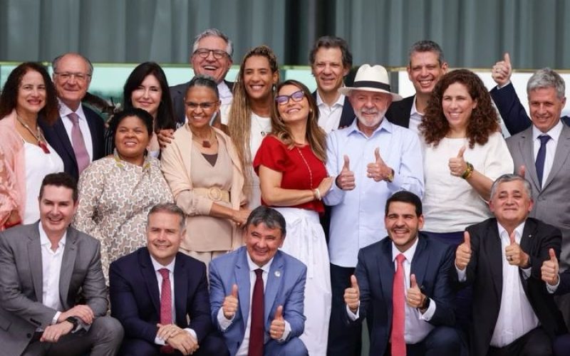 Lula exonera dez ministros para votação em eleições no Congresso