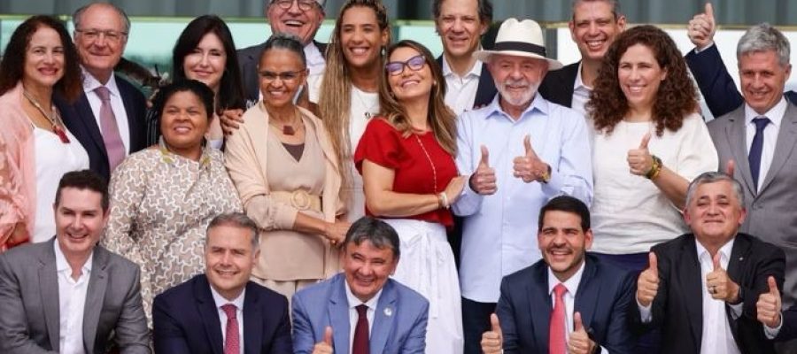 Lula exonera dez ministros para votação em eleições no Congresso