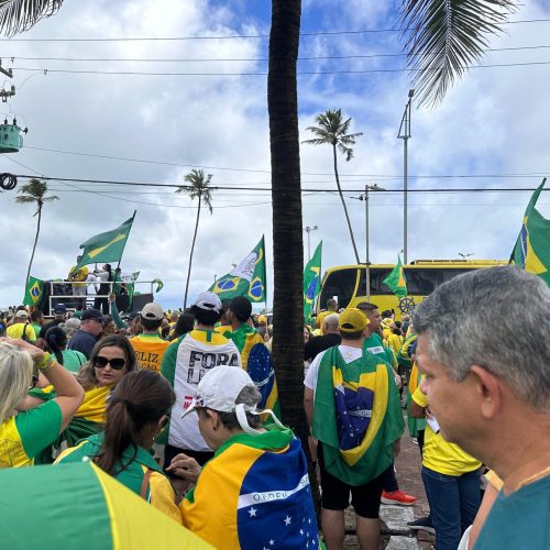 Manifestação reúne parlamentares e apoiadores do ex-presidente Bolsonaro na orla de Maceió em defesa de anistia e contra o STF