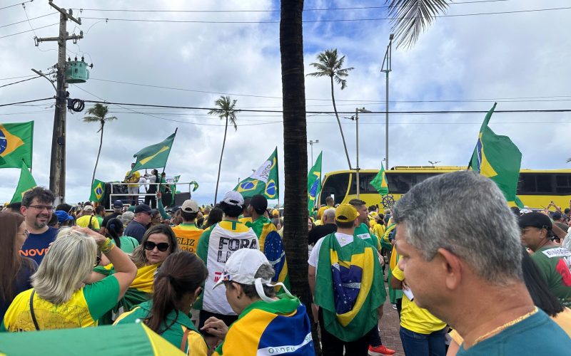 Manifestação reúne parlamentares e apoiadores do ex-presidente Bolsonaro na orla de Maceió em defesa de anistia e contra o STF