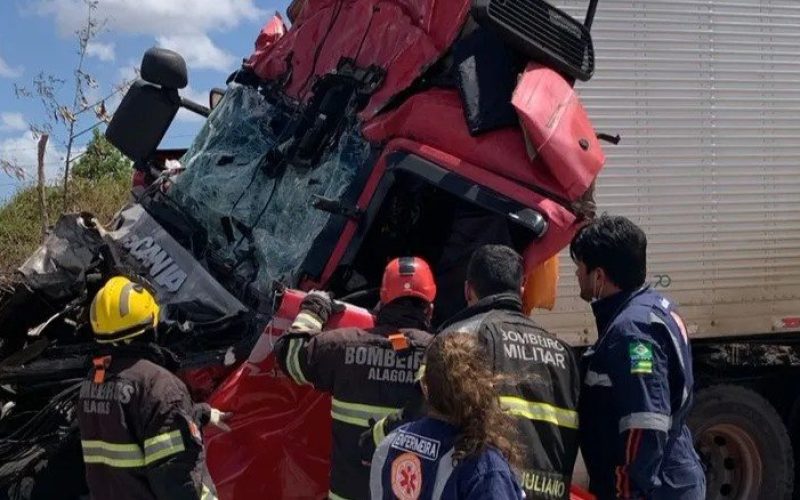 Homem morre após colisão entre caminhão e carreta carregada de madeira na BR-101