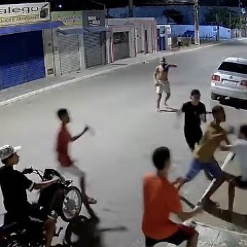 Confusão generalizada termina com jovens esfaqueados em Luziápolis; vídeo mostra briga