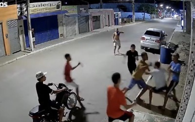 Confusão generalizada termina com jovens esfaqueados em Luziápolis; vídeo mostra briga