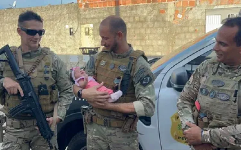Bebê salva de engasgo reencontra policiais que fizeram o resgate em Rio Largo