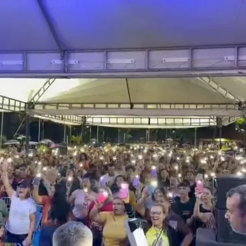 Fiéis enfrentam chuva e lotam orla de Pajuçara em vigília com Frei Gilson