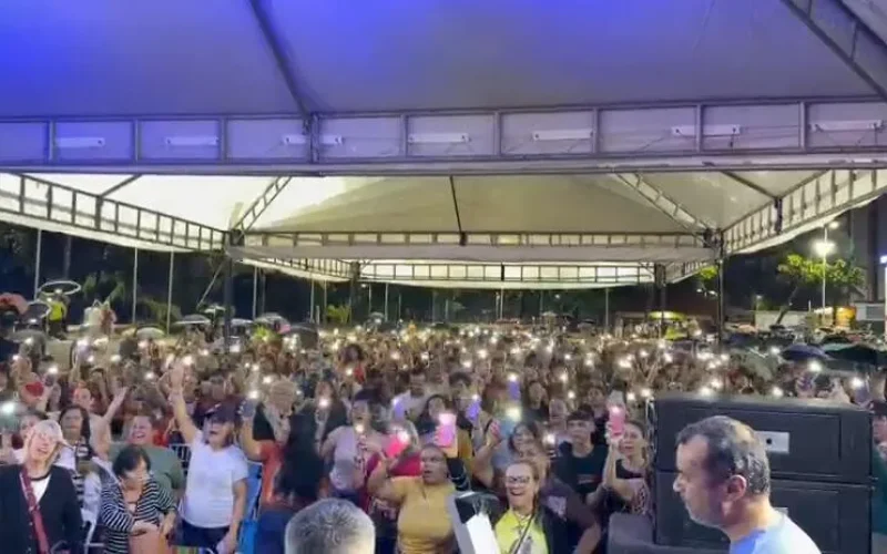 Fiéis enfrentam chuva e lotam orla de Pajuçara em vigília com Frei Gilson